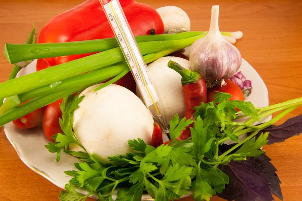 Légumes mélangés dans une assiette — Photo