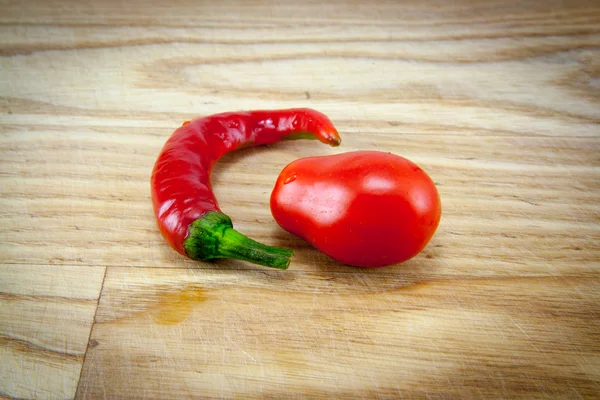 Piros chili paprika, a vágódeszka — Stock Fotó