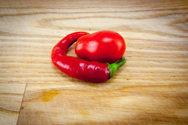 Κόκκινες πιπεριές τσίλι σε σανίδα — Φωτογραφία Αρχείου