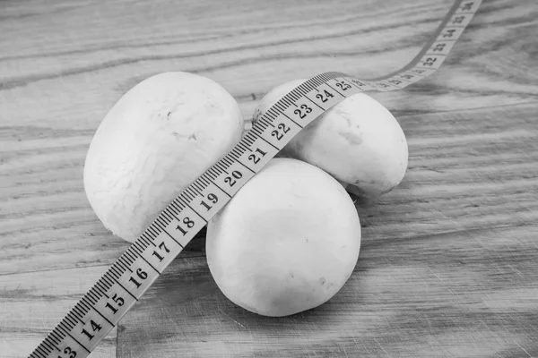 Cogumelos Champignon em tábua de madeira — Fotografia de Stock