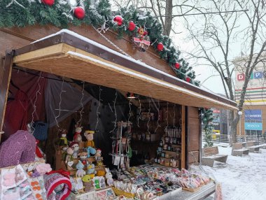 Kropyvnytskyi, Ukrayna - 18 Aralık 2025: Kentin Noel fuarında el yapımı hediyelik eşya