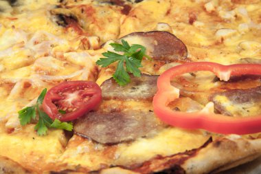 Mozzarella ile pizza.