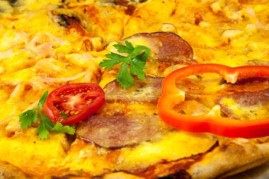 Mozzarella ile pizza.