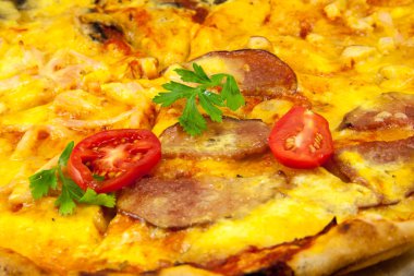 Mozzarella ile pizza.