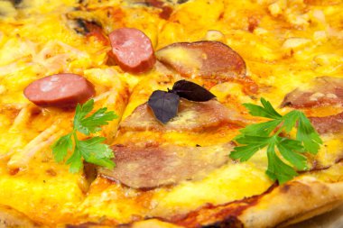 Mozzarella ile pizza.