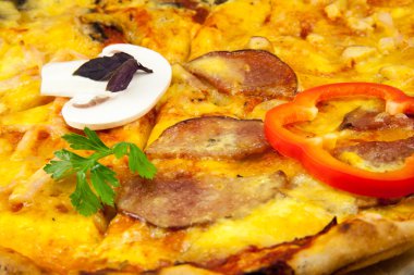 Mozzarella ile pizza.