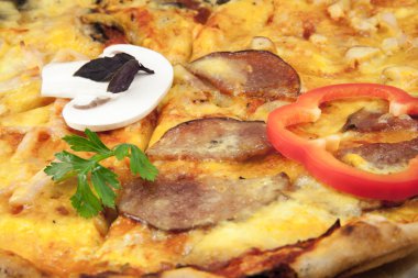 Mozzarella ile pizza.