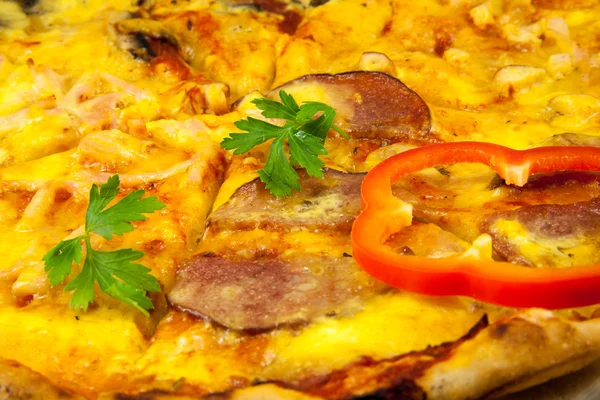 Mozzarella ile pizza.