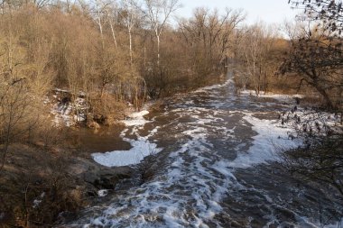 Kardan eriyen suyla birlikte hızla akan bir nehrin yukarıdan görünüşü