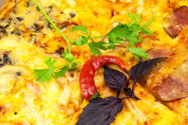 bir restoranda lezzetli pizza