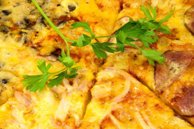 bir restoranda lezzetli pizza