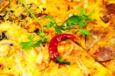 bir restoranda lezzetli pizza