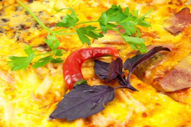 bir restoranda lezzetli pizza