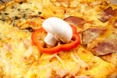 bir restoranda lezzetli pizza