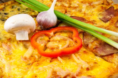 bir restoranda lezzetli pizza