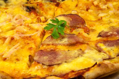 bir restoranda lezzetli pizza