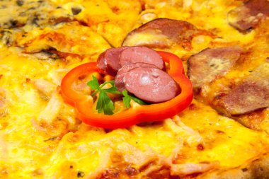 bir restoranda lezzetli pizza