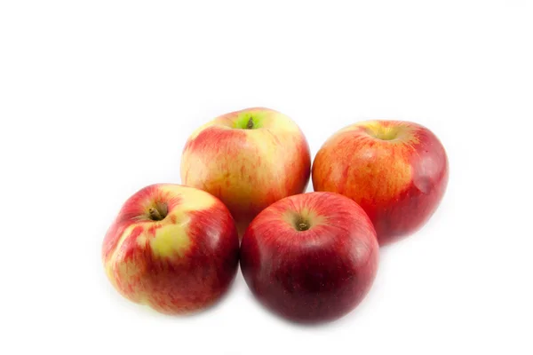 Manzana roja madura aislada sobre fondo blanco — Foto de Stock