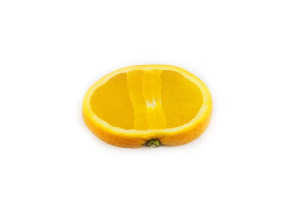 Вкусный и сочный нарезанный апельсин — стоковое фото