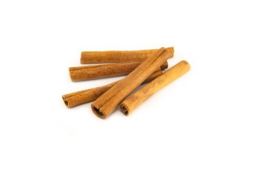 Tarçın beyaz arkaplanda yapışır