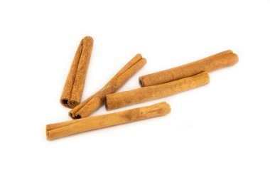 Tarçın beyaz arkaplanda yapışır