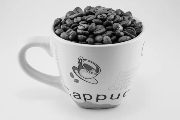 Copa llena de granos de café aislados — Foto de Stock