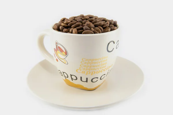 Copo cheio de grãos de café isolado — Fotografia de Stock
