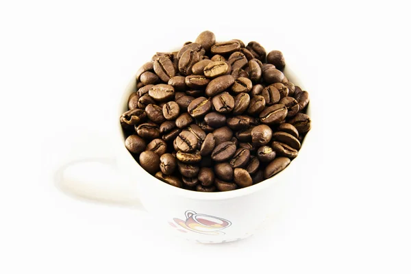 Чашка, полная кофейных зерен — стоковое фото