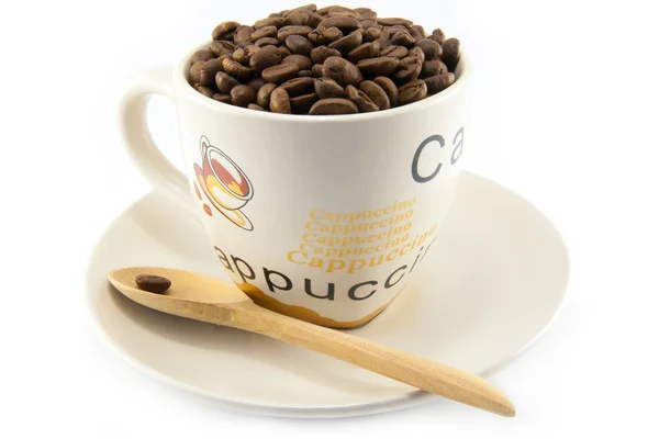 Fincan kahve çekirdekleri izole tam