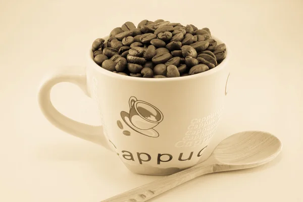 Kopje koffie bonen geïsoleerd vol — Stockfoto