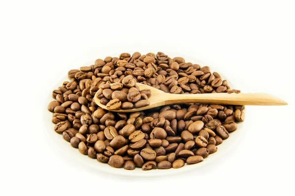 Copo cheio de grãos de café isolado — Fotografia de Stock