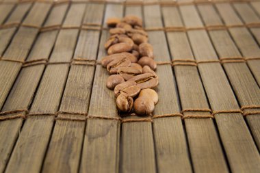 Kahve çekirdekleri vintage ahşap tahta üzerinde