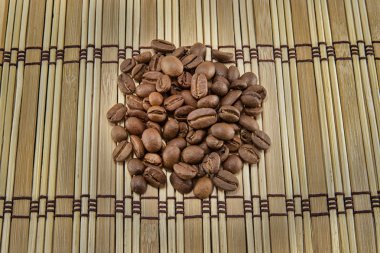 Kahve çekirdekleri vintage ahşap tahta üzerinde