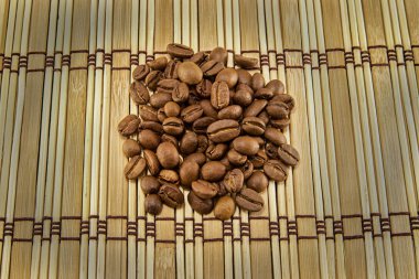 Kahve çekirdekleri vintage ahşap tahta üzerinde