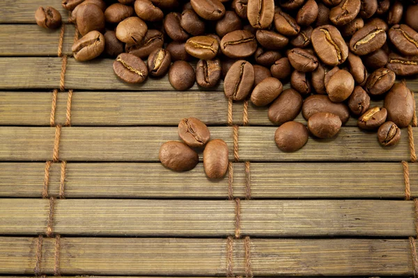 Granos de café sobre tabla de madera vintage —  Fotos de Stock