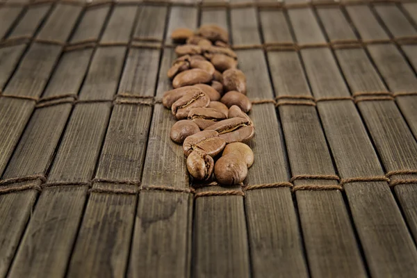 Granos de café sobre tabla de madera vintage —  Fotos de Stock