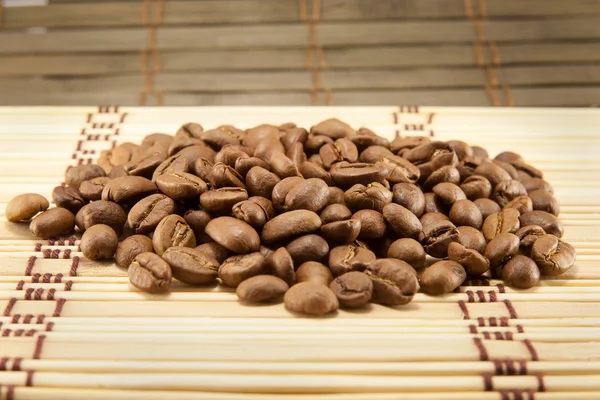 Granos de café sobre tabla de madera vintage —  Fotos de Stock