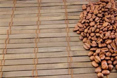 Kahve çekirdekleri vintage ahşap tahta üzerinde