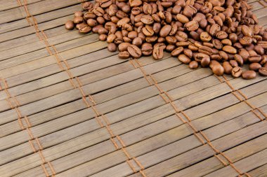 Kahve çekirdekleri vintage ahşap tahta üzerinde