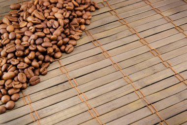 Kahve çekirdekleri vintage ahşap tahta üzerinde