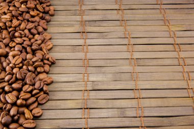 Kahve çekirdekleri vintage ahşap tahta üzerinde