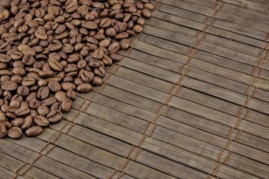 Kahve çekirdekleri vintage ahşap tahta üzerinde