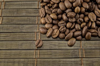 Kahve çekirdekleri vintage ahşap tahta üzerinde