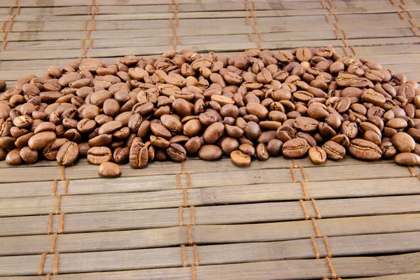咖啡豆在老式木制板上 — 图库照片