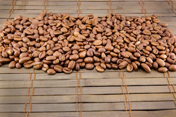 Granos de café sobre tabla de madera vintage —  Fotos de Stock