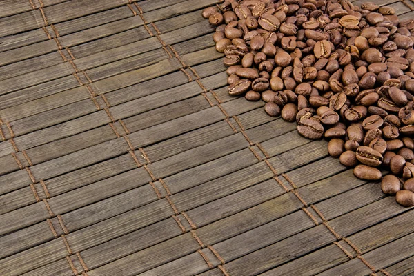Granos de café sobre tabla de madera vintage —  Fotos de Stock