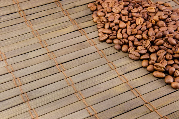 Granos de café sobre tabla de madera vintage —  Fotos de Stock