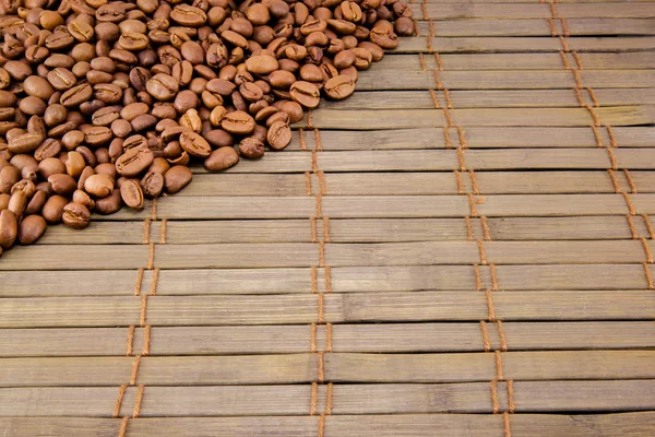 Kaffeebohnen auf alten Holzbrettern — Stockfoto
