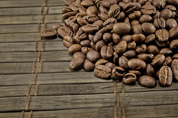 Granos de café sobre tabla de madera vintage —  Fotos de Stock