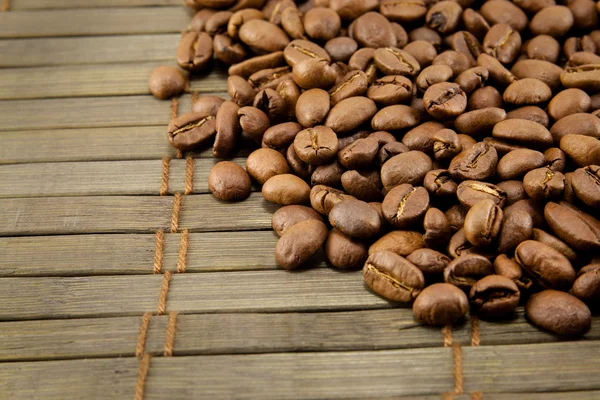 Granos de café sobre tabla de madera vintage —  Fotos de Stock